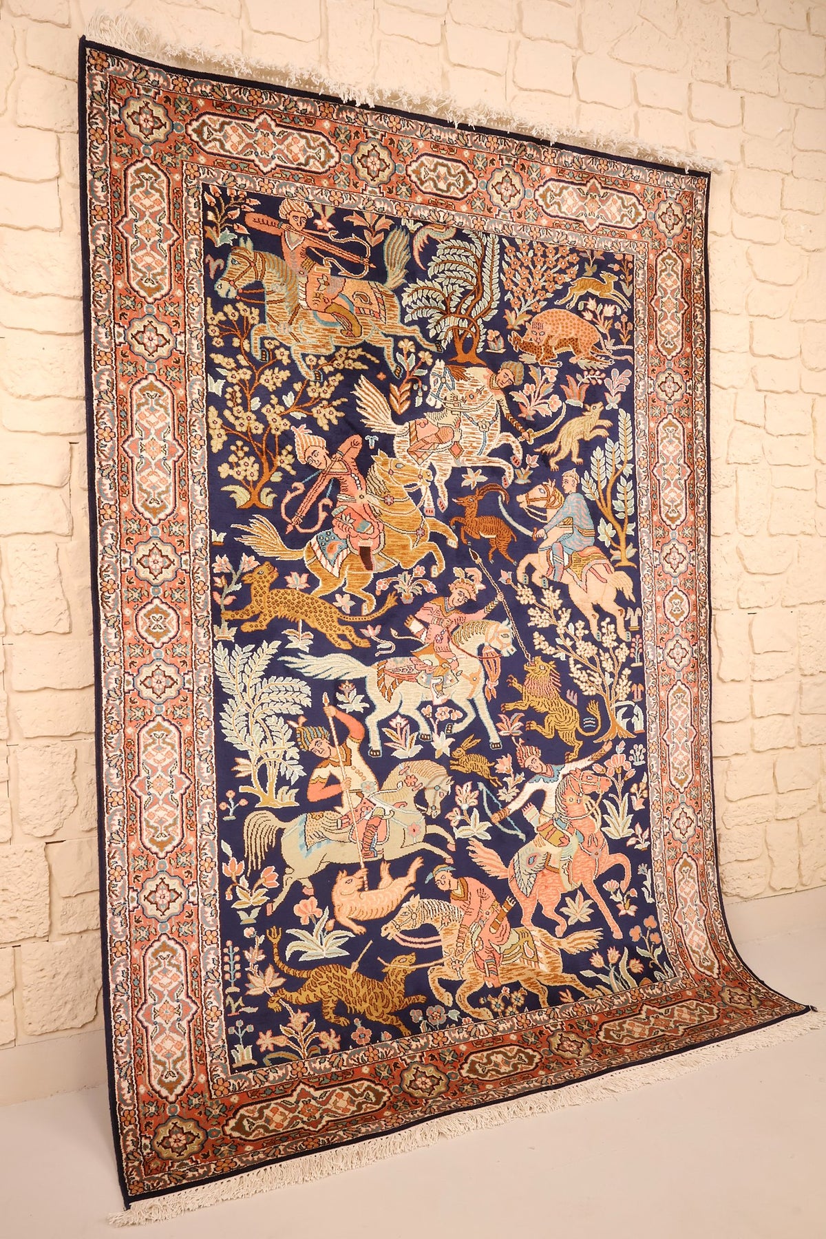 Tapis Cachemire en soie bleu et orange, vue de biais montrant cavaliers et fauves