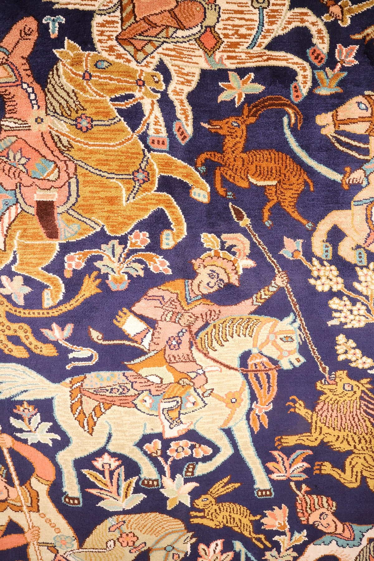 Détail du champ bleu nuit : cavaliers, chevaux, cerf et lièvre du tapis Cachemire