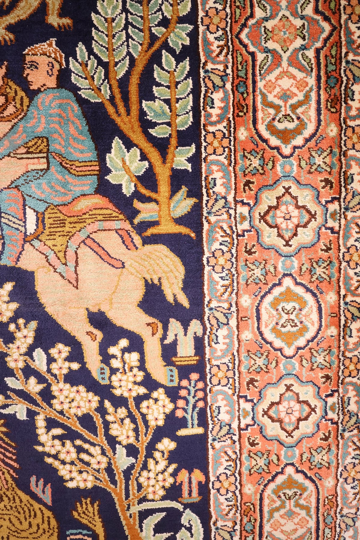 Bordure orange saumon à cartouches floraux ivoire et arbres fleuris du tapis Cachemire