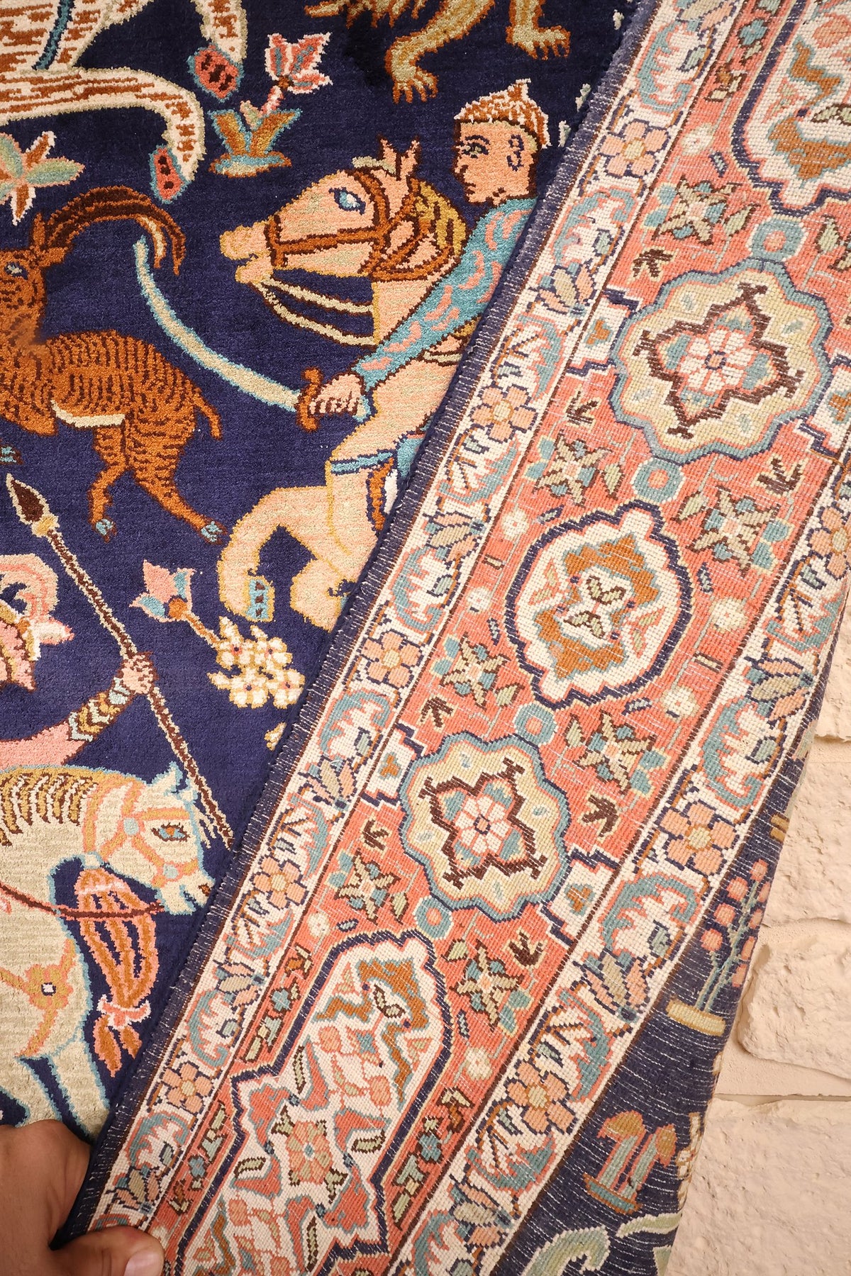 Coin replié du tapis Cachemire en soie, cartouches de bordure et nœuds visibles
