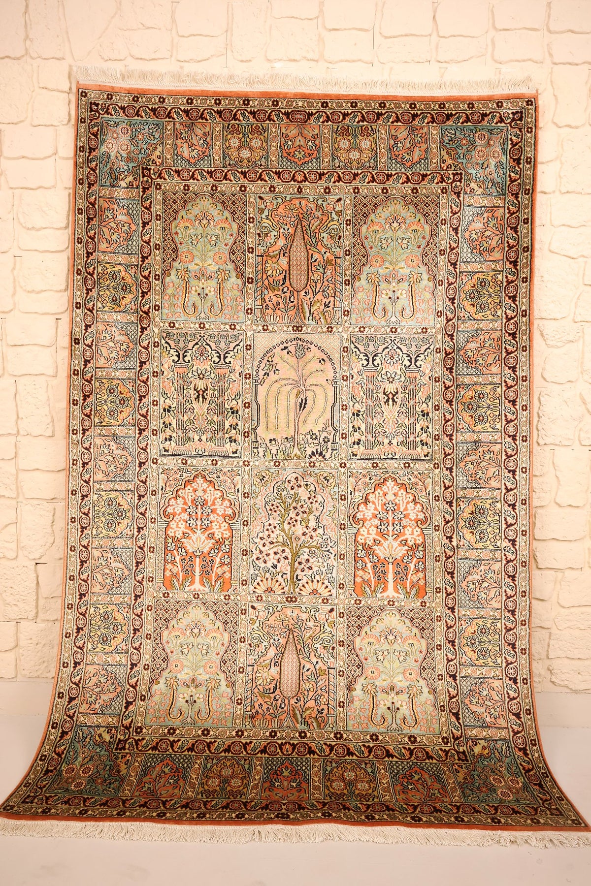 Tapis Cachemire beige en soie 193 × 123 cm, vue d'ensemble des compartiments à arcade