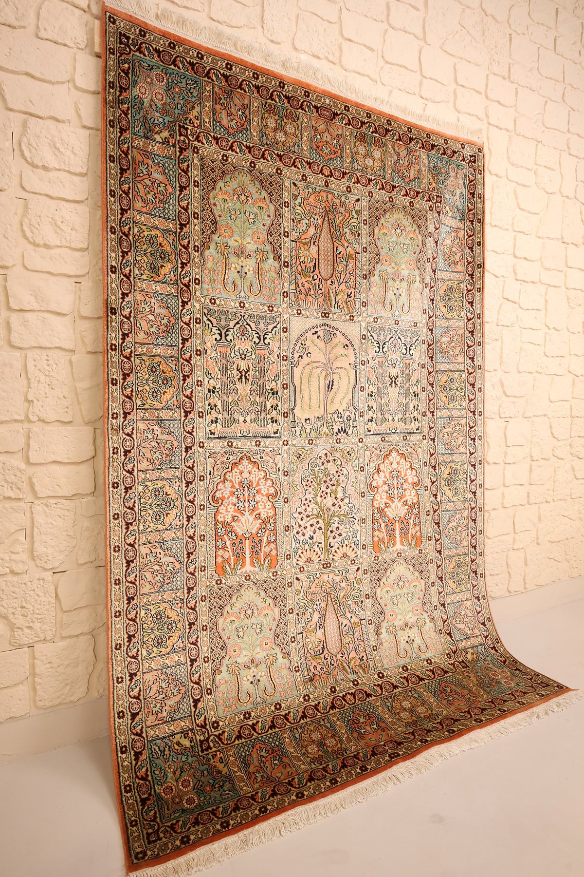 Tapis Cachemire beige, orange et vert vu de biais, champ compartimenté sans médaillon