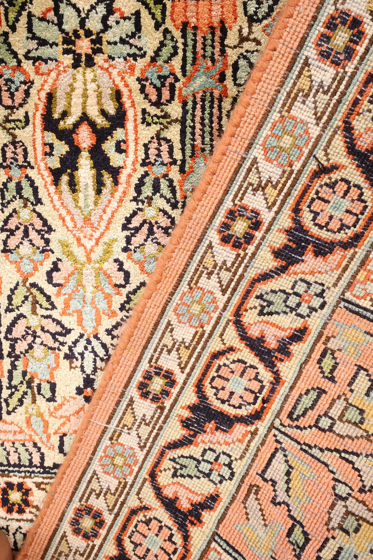 Coin replié du tapis Cachemire noué à la main, contre-bordures fleuries claires