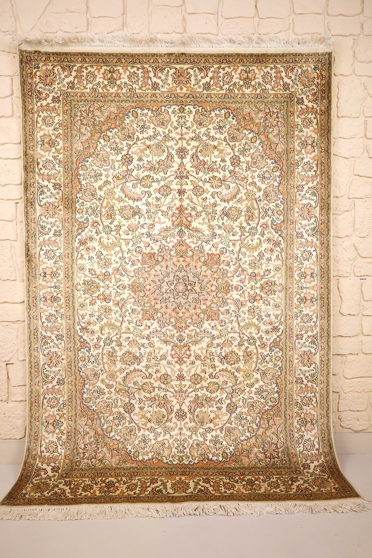 Tapis Cachemire beige 193 × 130 cm, vue d'ensemble du champ ivoire fleuri et des franges