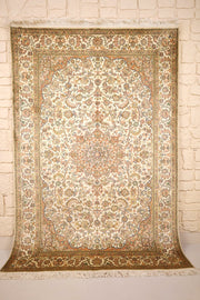 Tapis Cachemire beige 193 × 130 cm, vue d'ensemble du champ ivoire fleuri et des franges