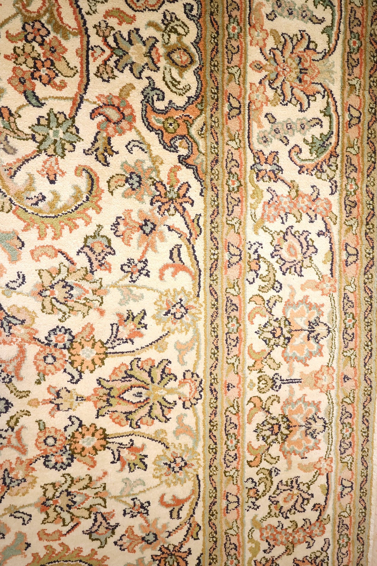 Bordure florale ivoire et contre-bordures étroites du tapis Cachemire noué à la main
