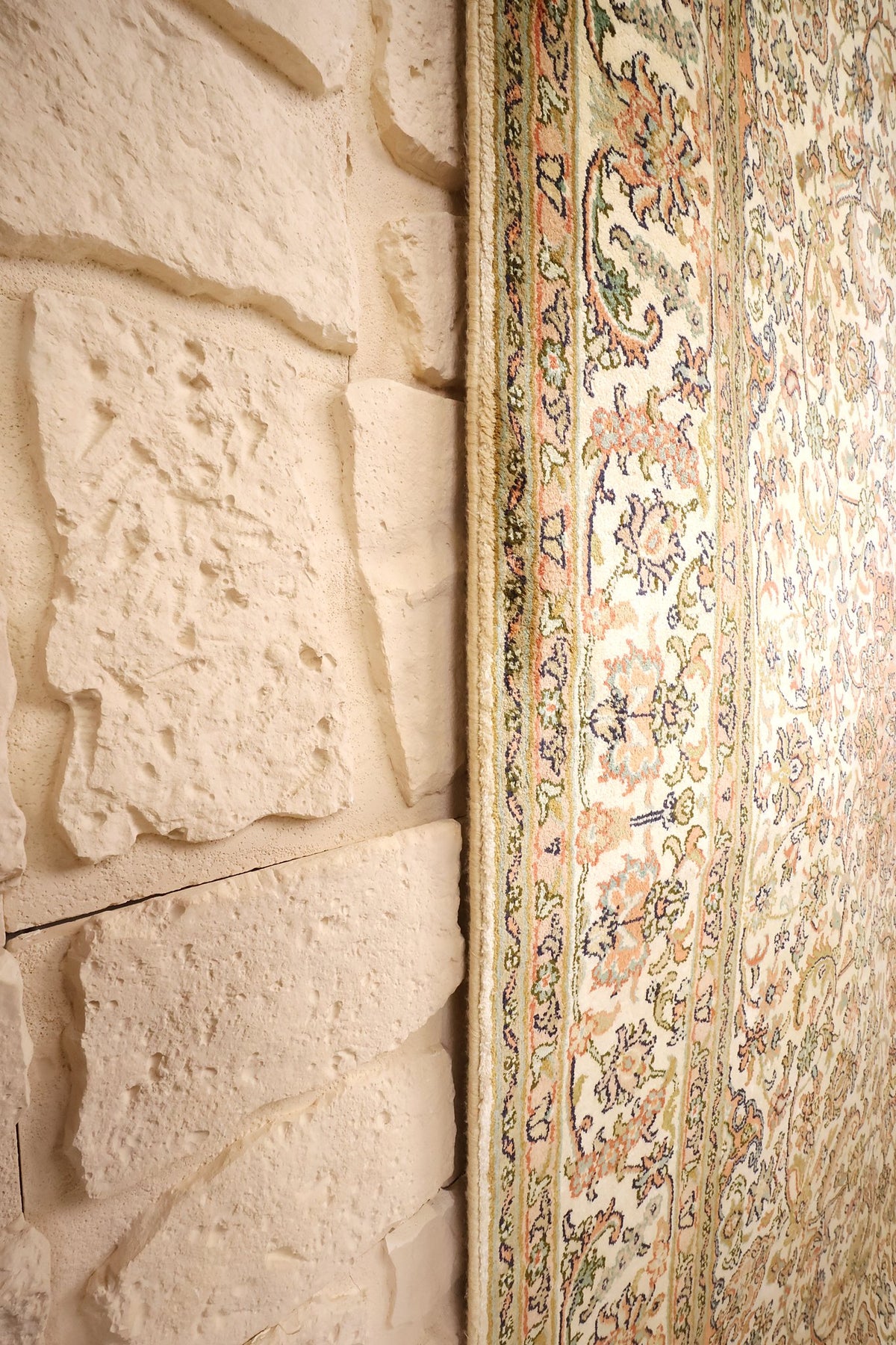 Lisière du tapis Cachemire en soie, palmettes orange et bleu nuit le long du bord