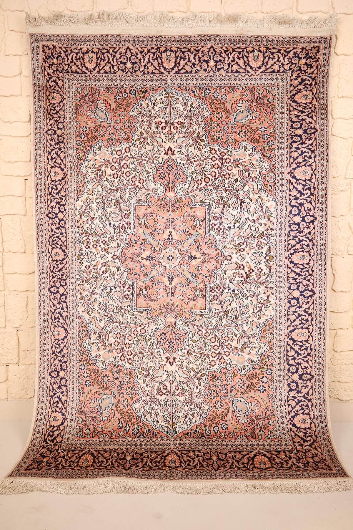 Tapis Cachemire rose en soie 194 × 127 cm, vue d'ensemble avec médaillon central et franges