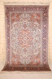 Tapis Cachemire rose en soie 194 × 127 cm, vue d'ensemble avec médaillon central et franges