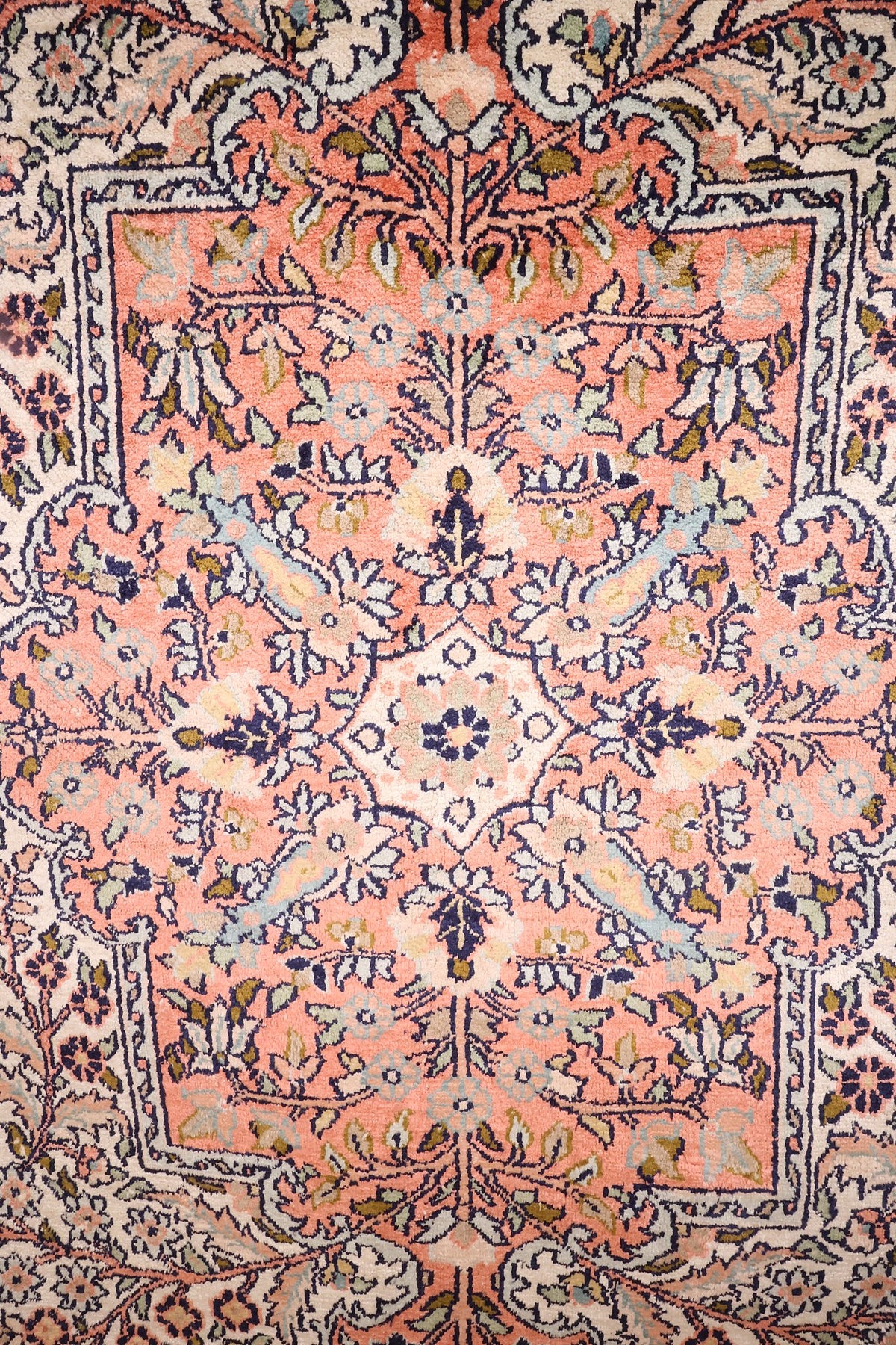 Détail du médaillon rose saumon à cartouche rectangulaire du tapis Cachemire