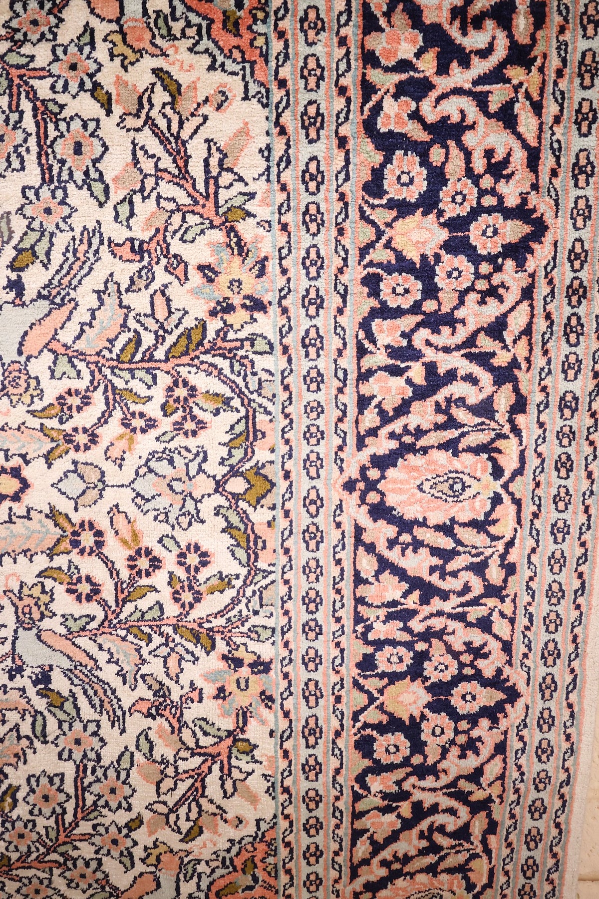 Bordure bleu nuit à fleurs roses et contre-bordures étroites du tapis Cachemire