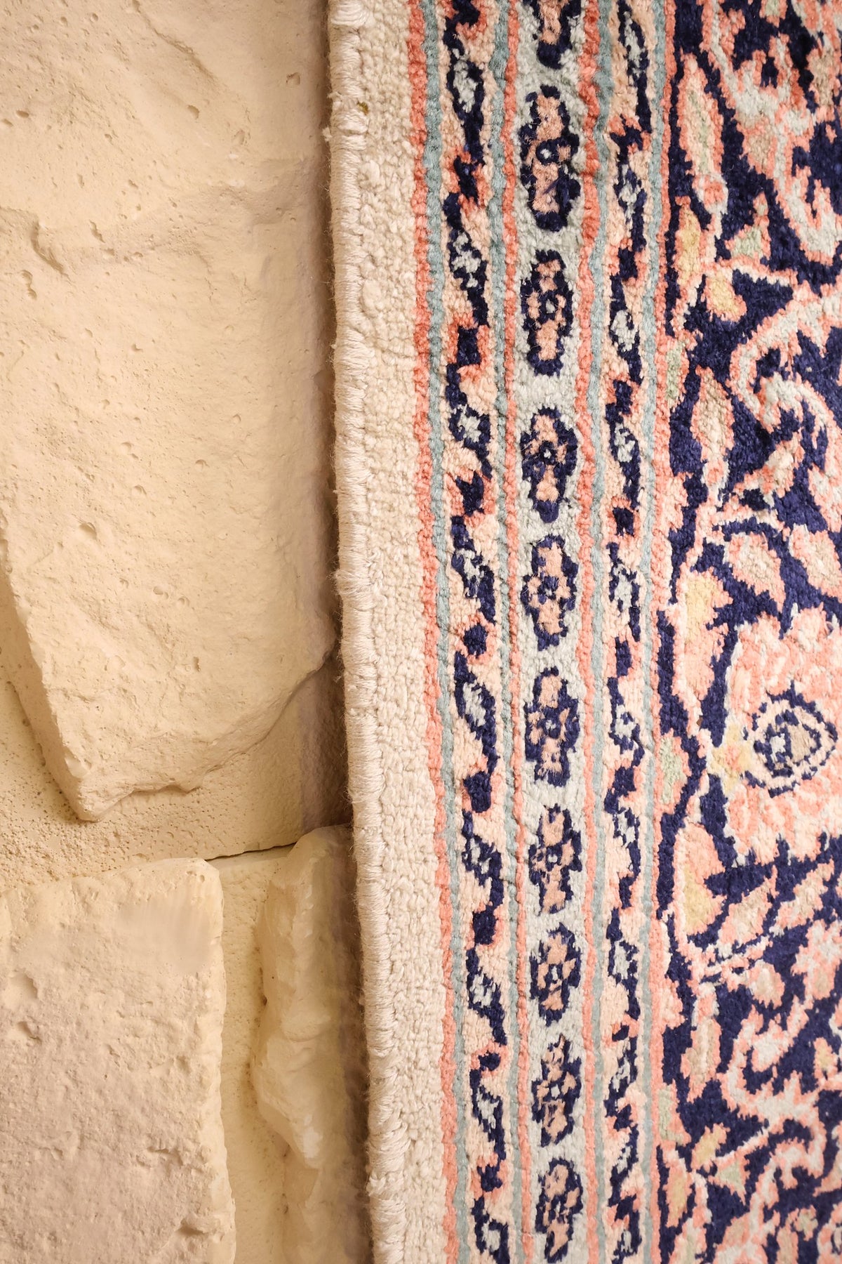 Lisière et frange blanche du tapis Cachemire rose, bordure bleue en gros plan