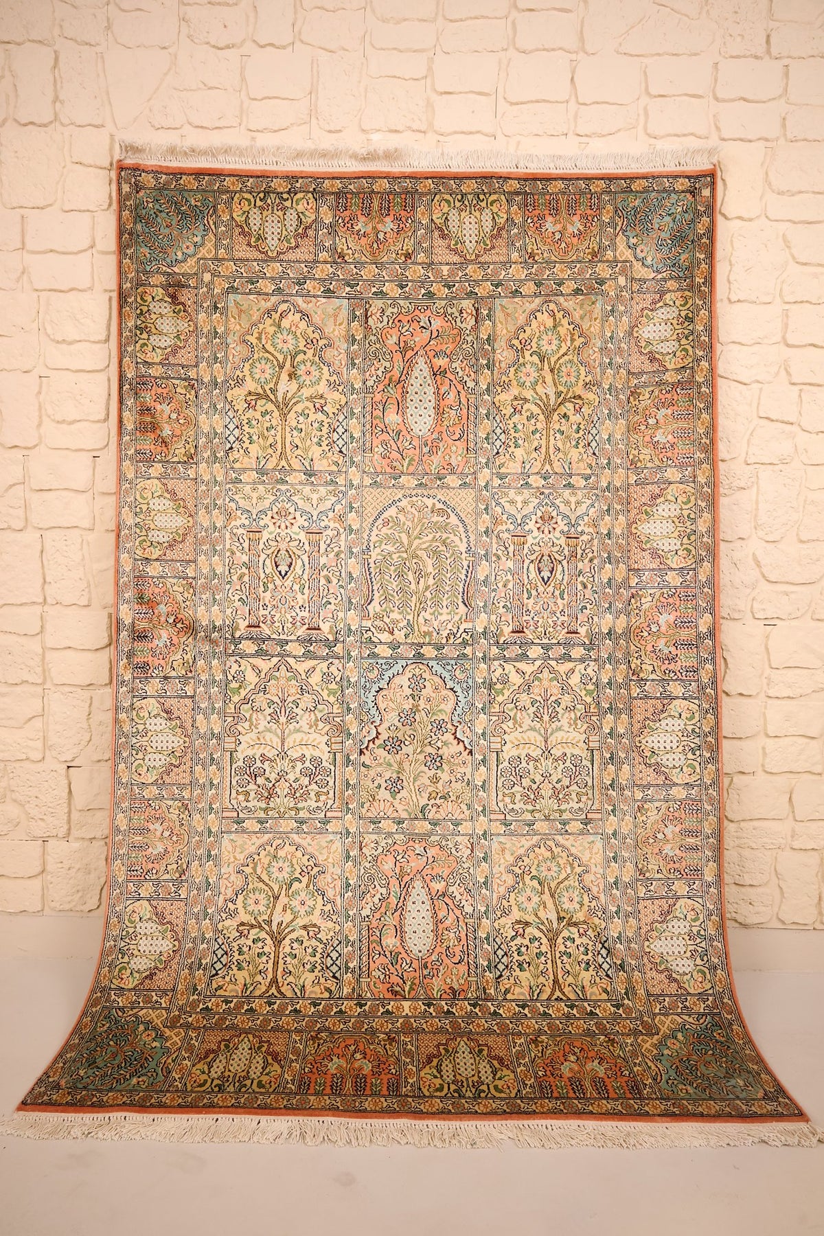 Tapis Cachemire beige 196 × 125 cm en soie, vue d'ensemble du champ à compartiments