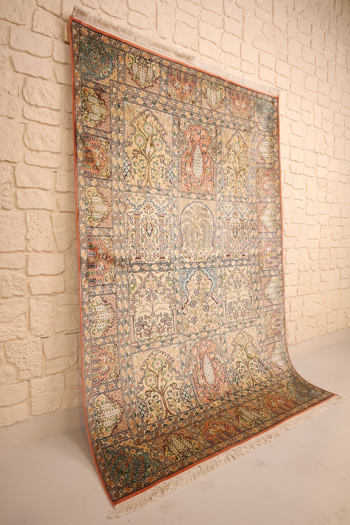 Tapis Cachemire en soie beige et orange, vue de biais révélant les franges