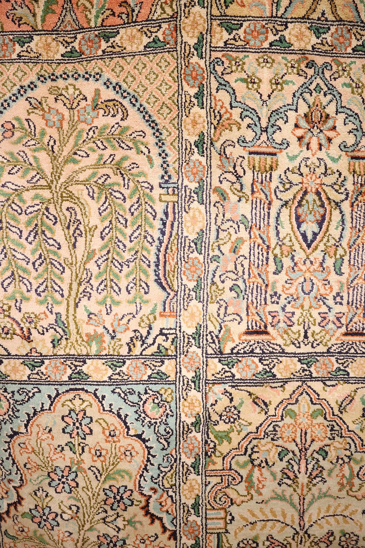 Détail des compartiments à arbre fleuri et vase, fonds crème et vert d'eau