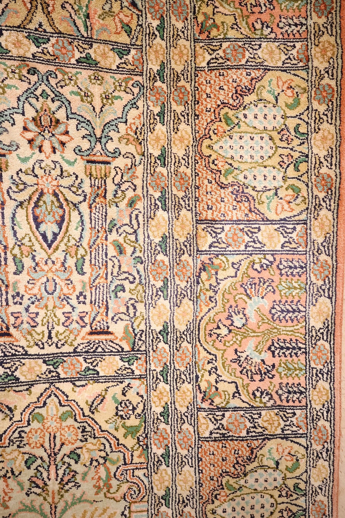 Motif de boteh et niches du tapis Cachemire, bandes à rinceaux séparant les cases