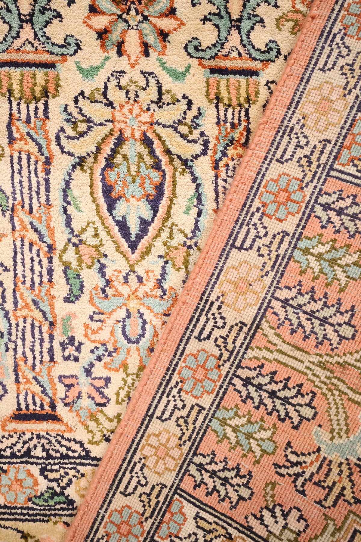 Bordure rose saumon à feuilles et contre-bordure bleu nuit, tapis Cachemire noué main