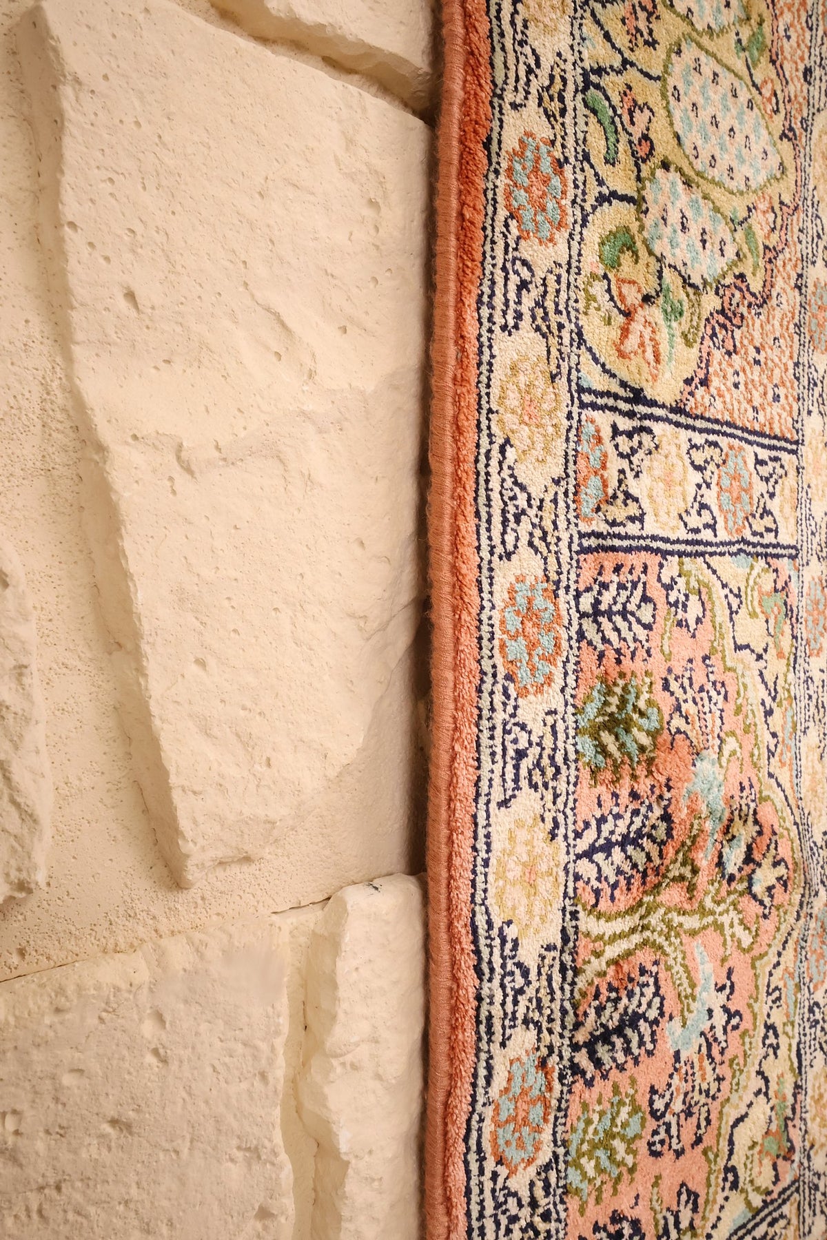 Lisière orangée du tapis Cachemire 196 × 125 cm, le long de la bordure fleurie