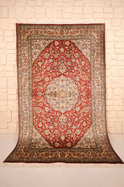 Tapis Cachemire rouge 197 × 126 cm en soie, vue d'ensemble avec médaillon ivoire et franges