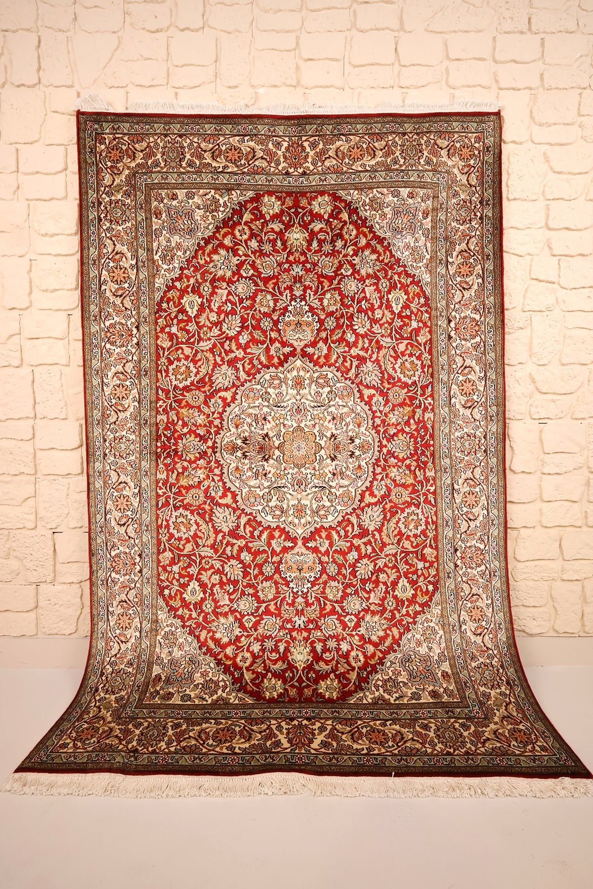 Tapis Cachemire rouge 197 × 126 cm en soie, vue d'ensemble avec médaillon ivoire et franges