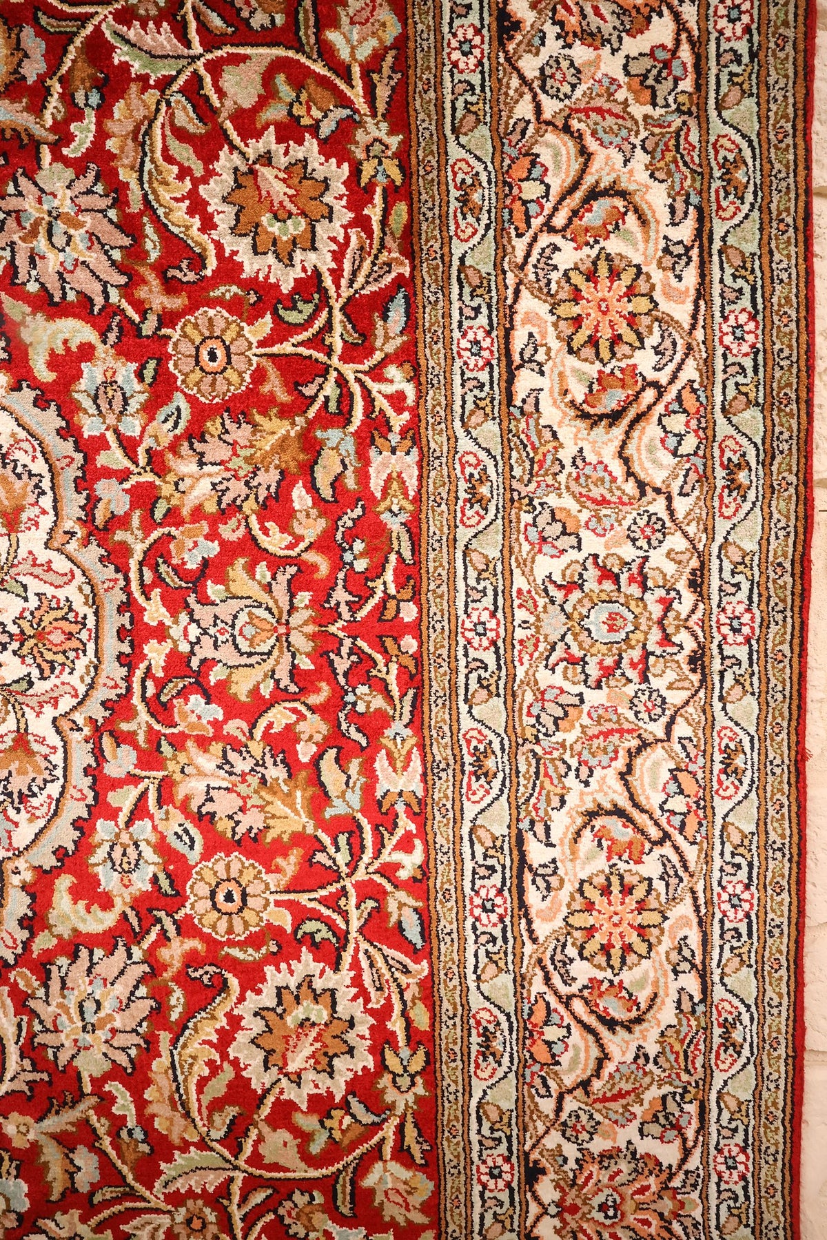 Bordure ivoire à fleurs et arabesques du tapis Cachemire, contre-bordure vert pâle