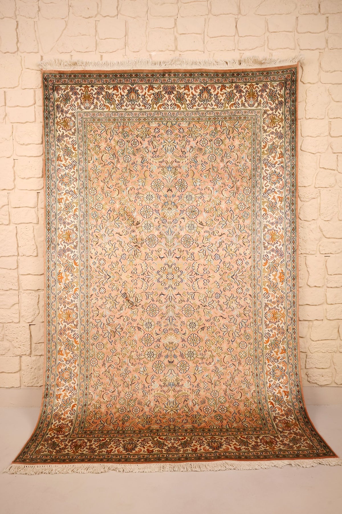 Tapis Cachemire en soie rose 199 × 126 cm, vue d'ensemble avec franges claires