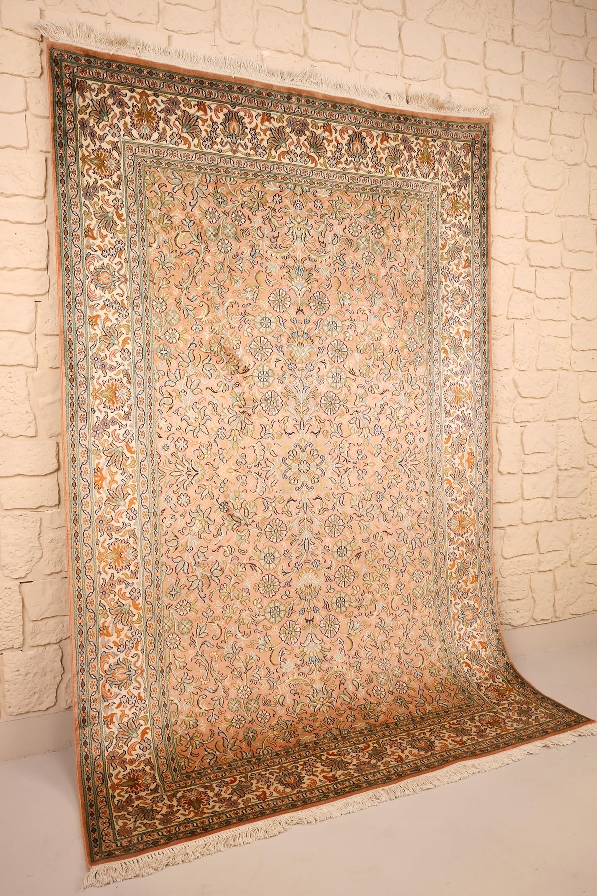 Tapis Cachemire rose et ivoire vu de biais, semis floral sans médaillon central
