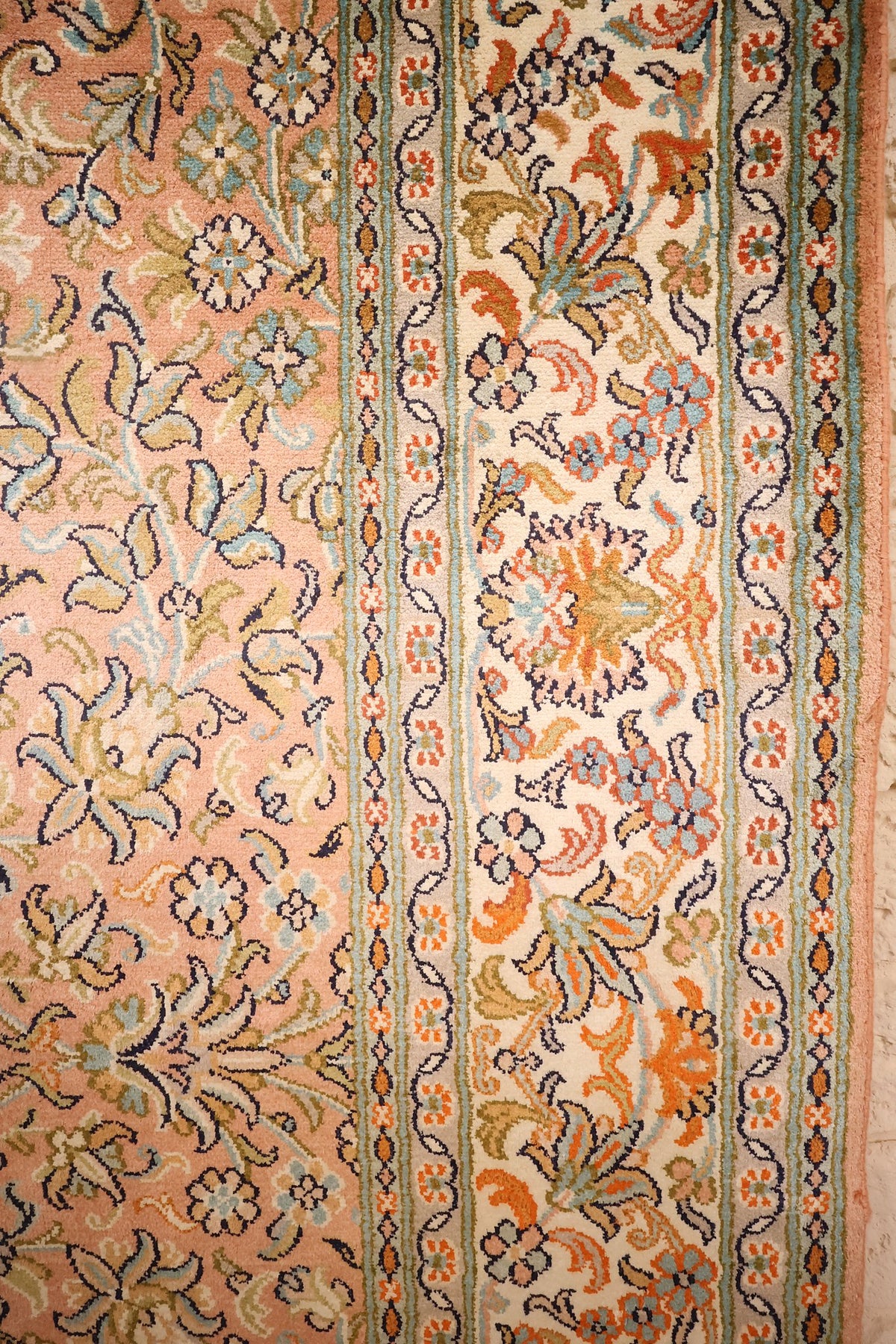 Bordure ivoire à fleurs orange et bleues, encadrée de contre-bordures étroites