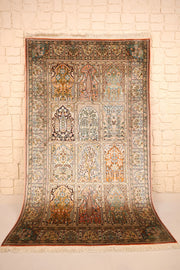 Tapis Cachemire beige 209 × 127 cm en soie, vue d'ensemble des douze caissons fleuris