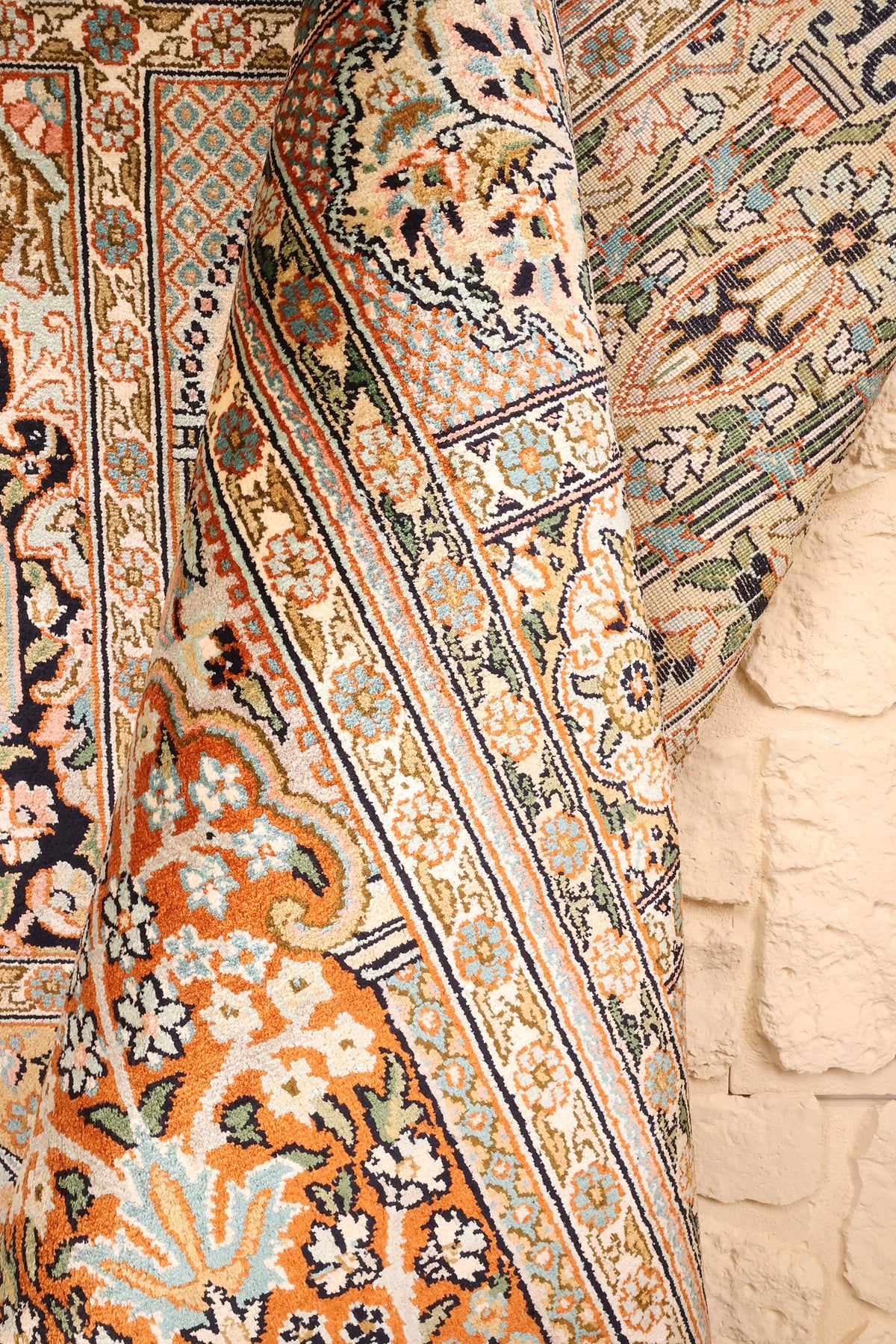 Tapis Cachemire noué main, coin replié sur les bordures orange, vertes et bleu clair