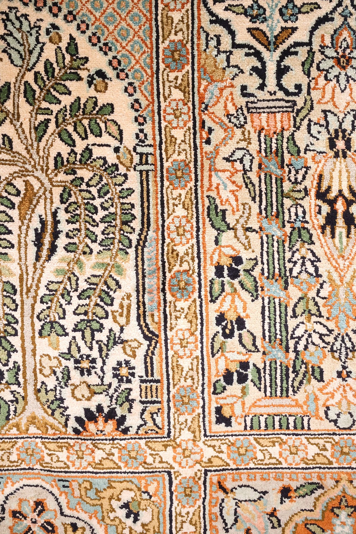 Détail des arbres fleuris et vases des caissons beige crème du tapis Cachemire