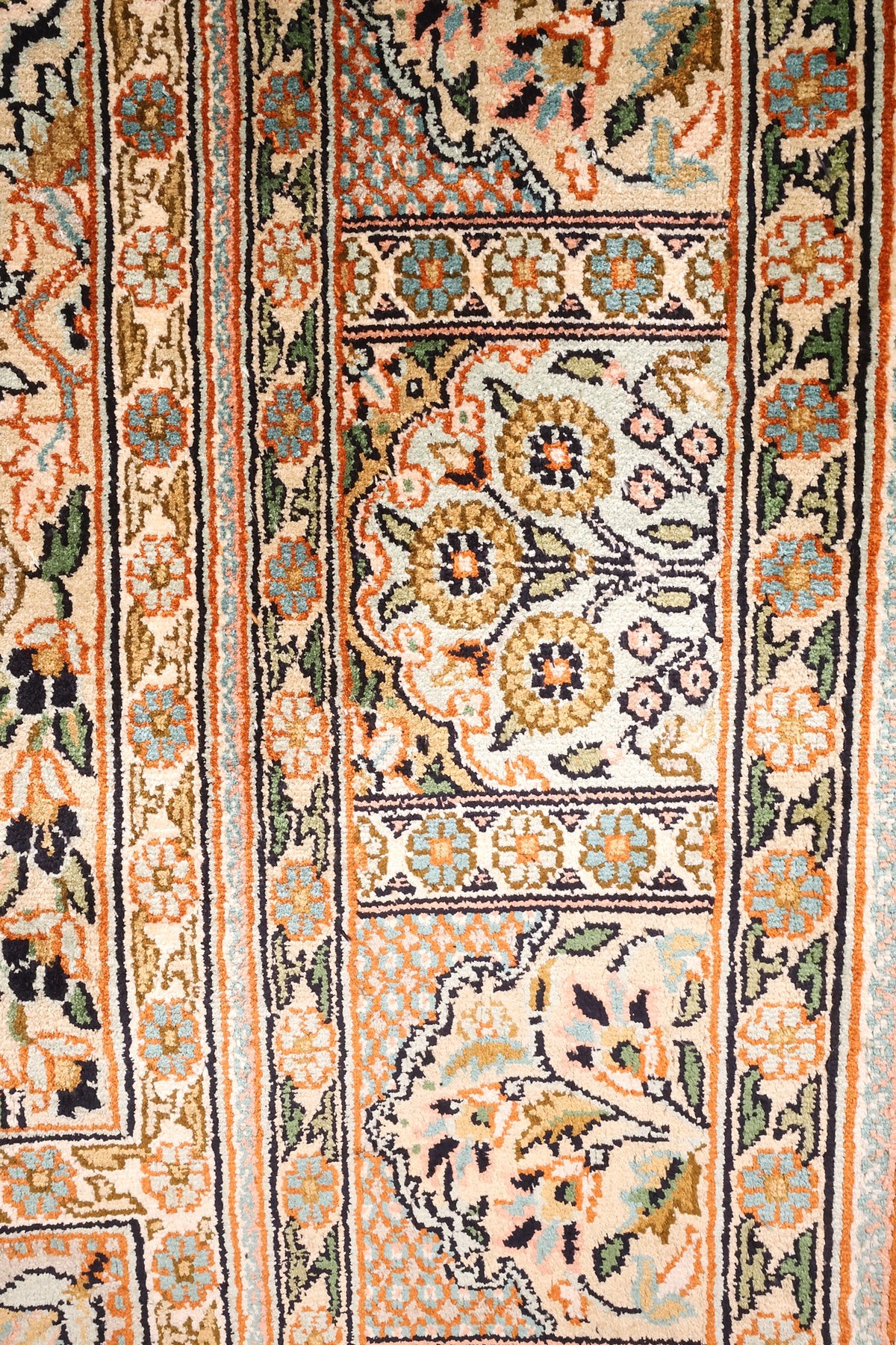 Large bordure à rosaces et rinceaux du tapis Cachemire beige, vert et orange