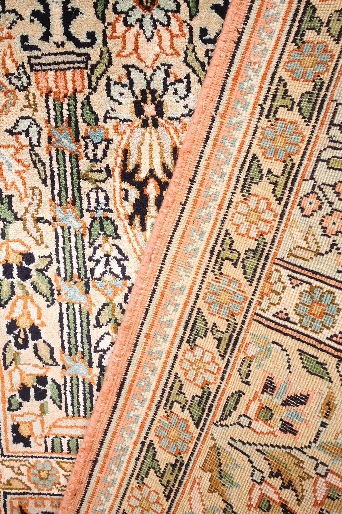Contre-bordures à petites fleurs du tapis Cachemire en soie, angle du champ beige