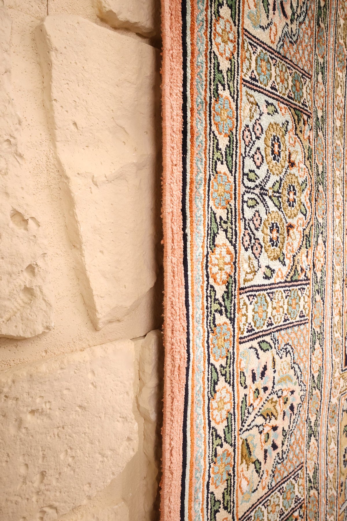 Lisière orangée du tapis Cachemire 209 × 127 cm, bordures fleuries en soie
