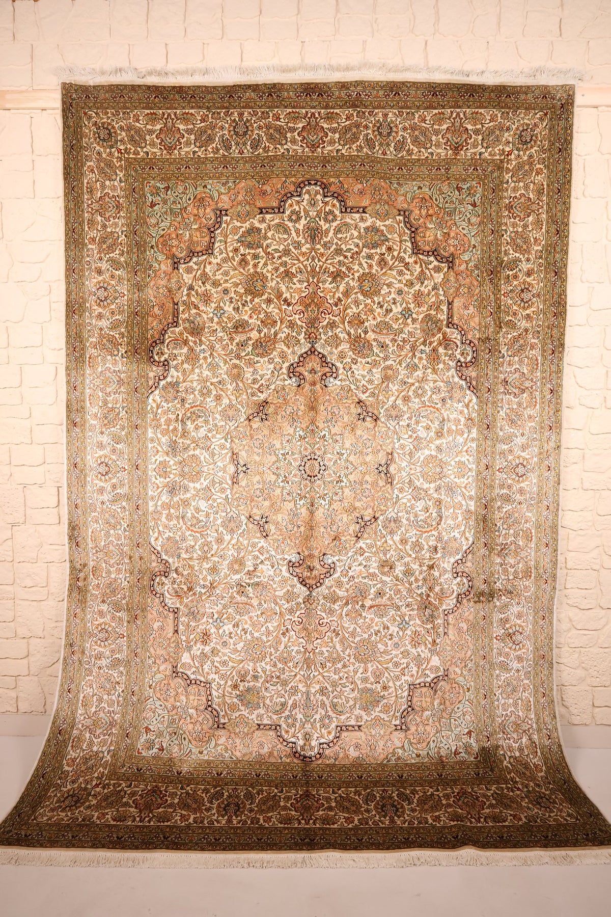 Tapis Cachemire beige 313 × 217 cm en soie naturelle, vue d'ensemble avec médaillon central