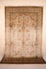 Tapis Cachemire beige 313 × 217 cm en soie naturelle, vue d'ensemble avec médaillon central