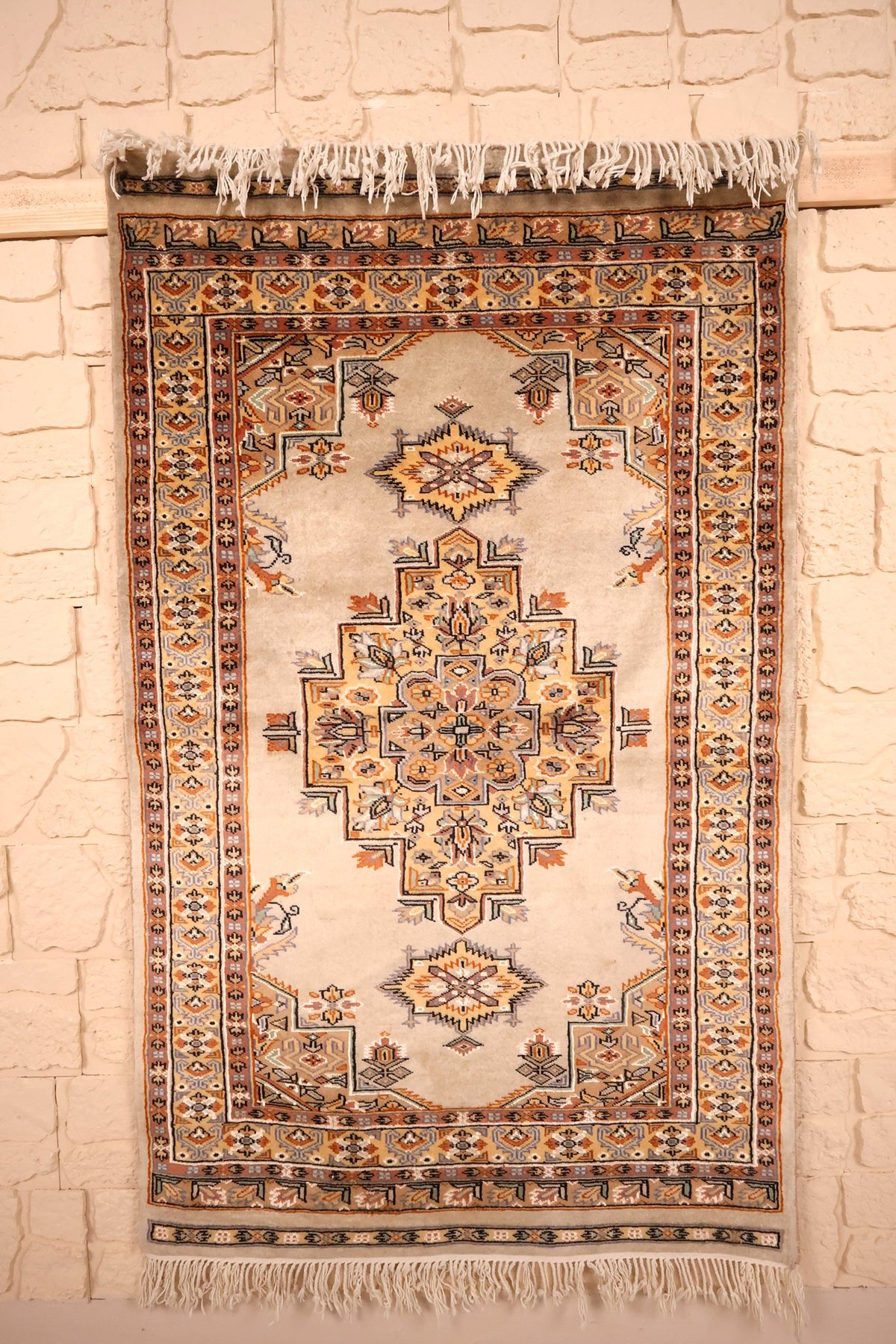 Tapis Caucase beige 151 × 92 cm, vue d'ensemble avec médaillon jaune et franges écrues