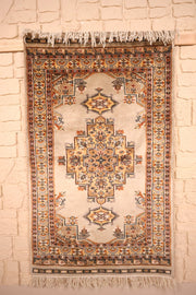 Tapis Caucase beige 151 × 92 cm, vue d'ensemble avec médaillon jaune et franges écrues