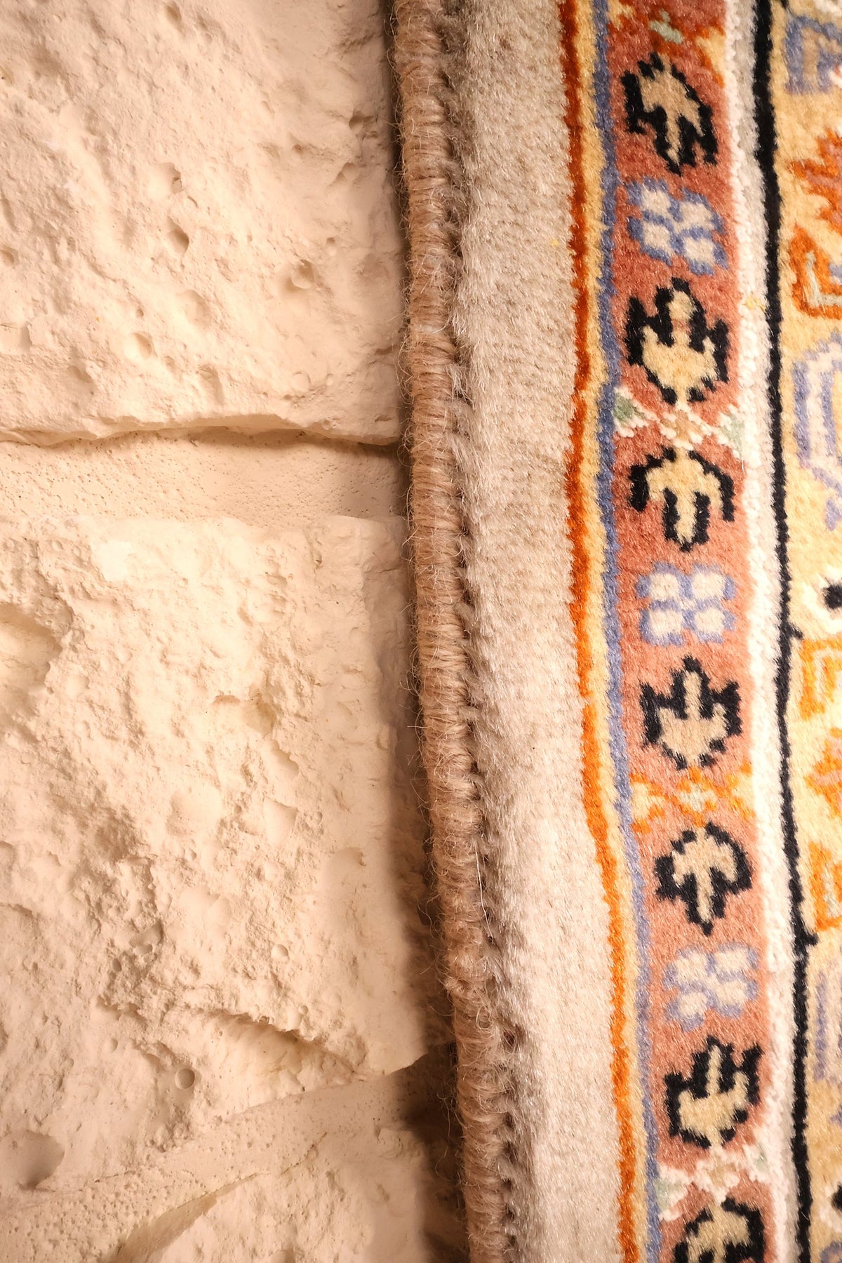 Lisière du tapis Caucase en laine, bordure rouille le long du bord tissé