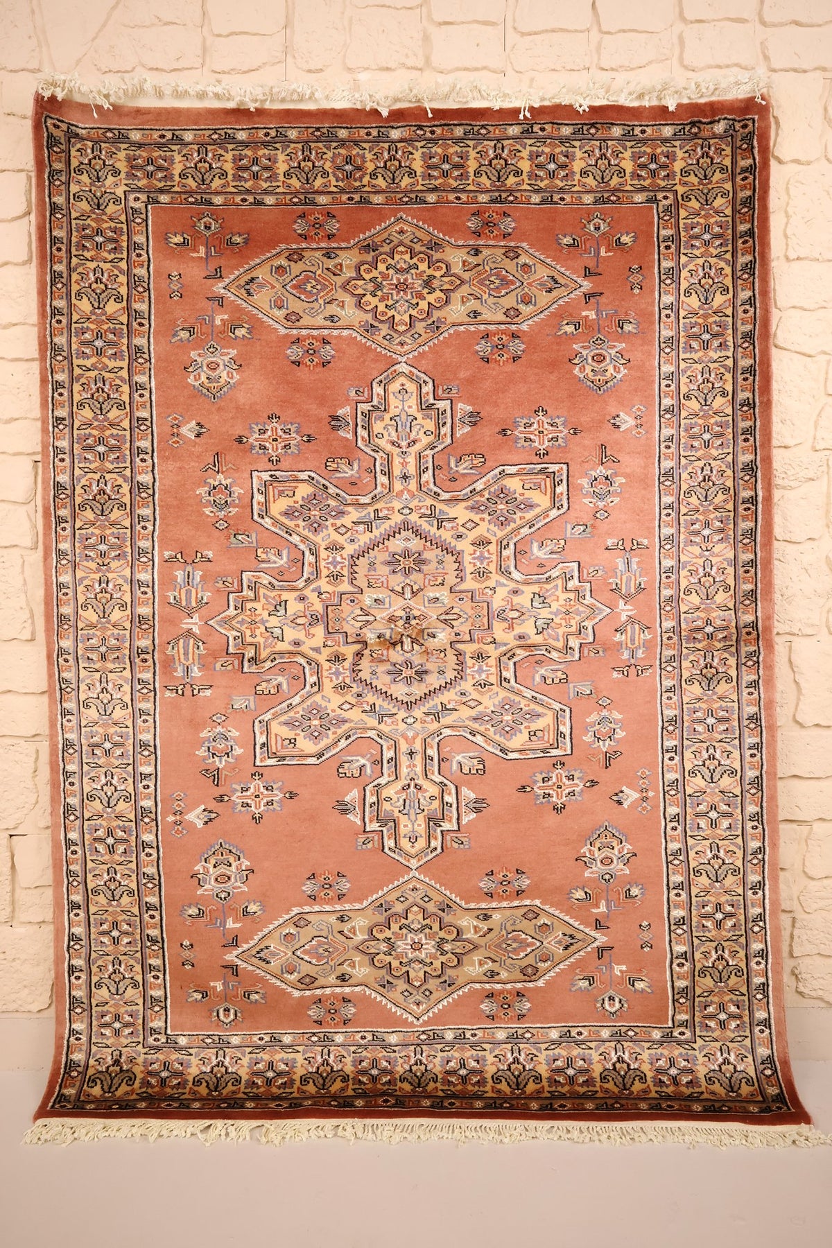 Tapis Caucase rose 176 × 128 cm, vue d'ensemble avec médaillon central étoilé beige