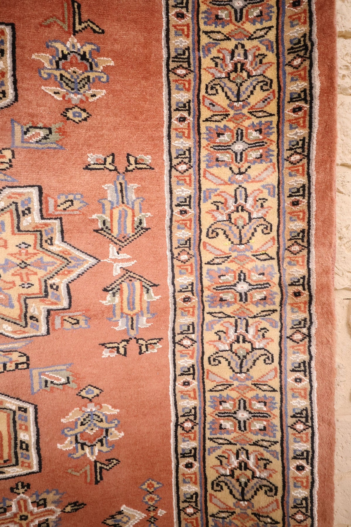 Bordure beige à palmettes et contre-bordures rouges du tapis Caucase 176 × 128 cm