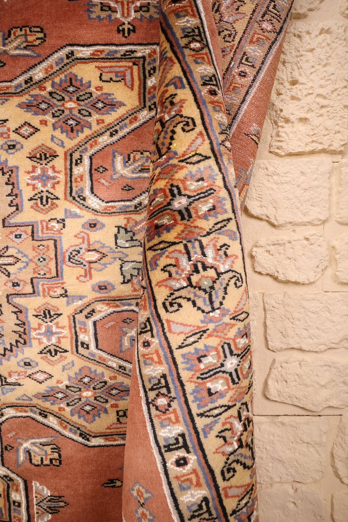 Lisière du tapis Caucase rose, épaisseur de laine et bordure beige repliée