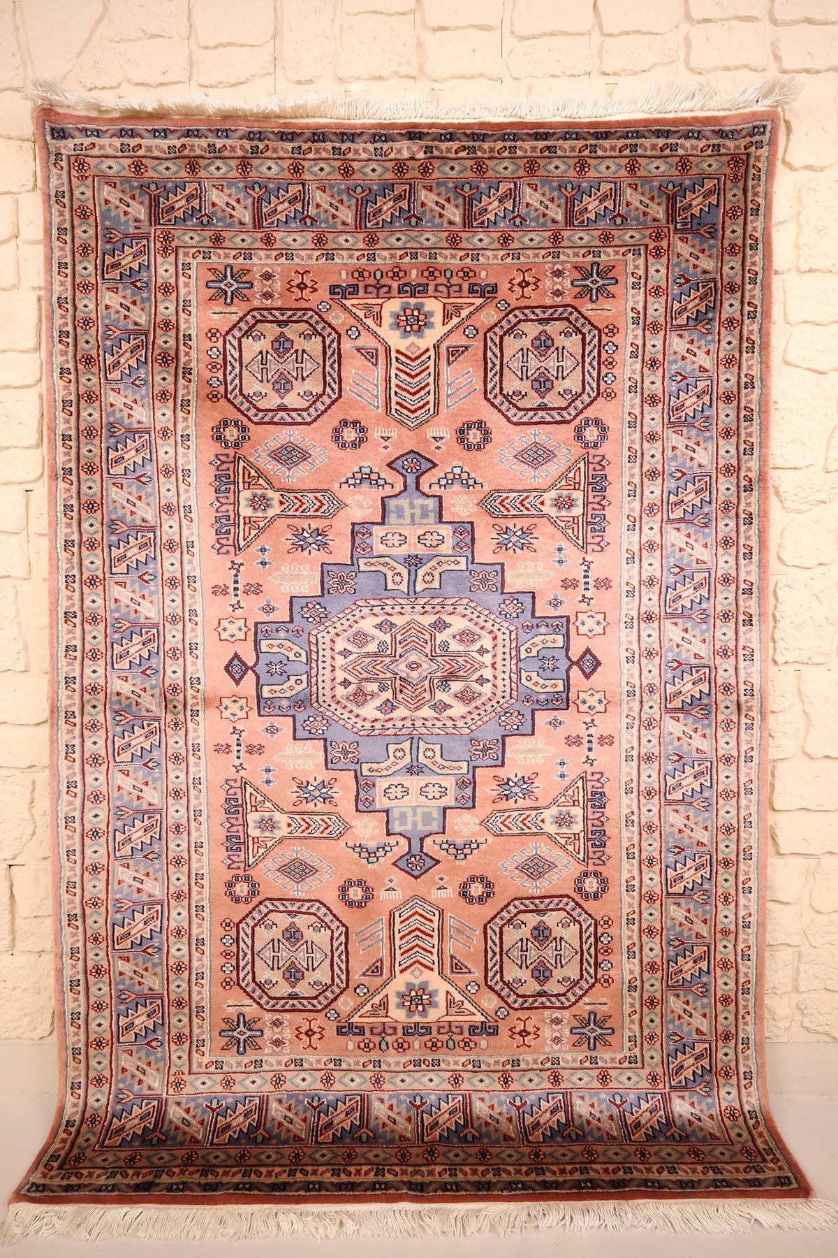 Tapis Caucase rose 184 × 124 cm, vue d'ensemble du médaillon central bleu-gris