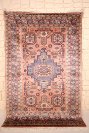 Tapis Caucase rose 184 × 124 cm, vue d'ensemble du médaillon central bleu-gris