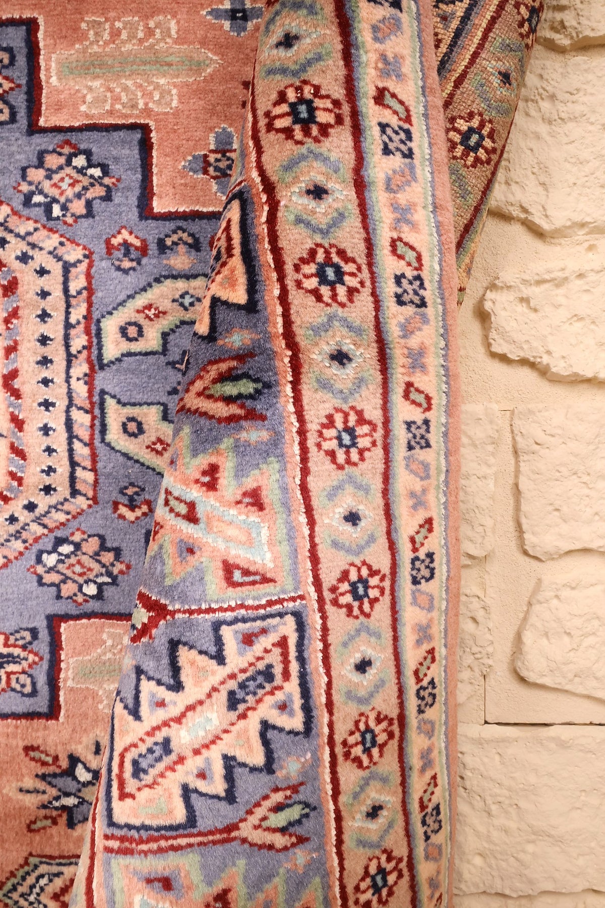 Lisière du tapis Caucase noué à la main, laine rose, bleu et rouge