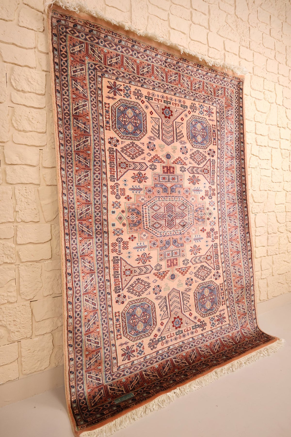 Tapis Caucase en laine noué main, vue de biais montrant les octogones bleus