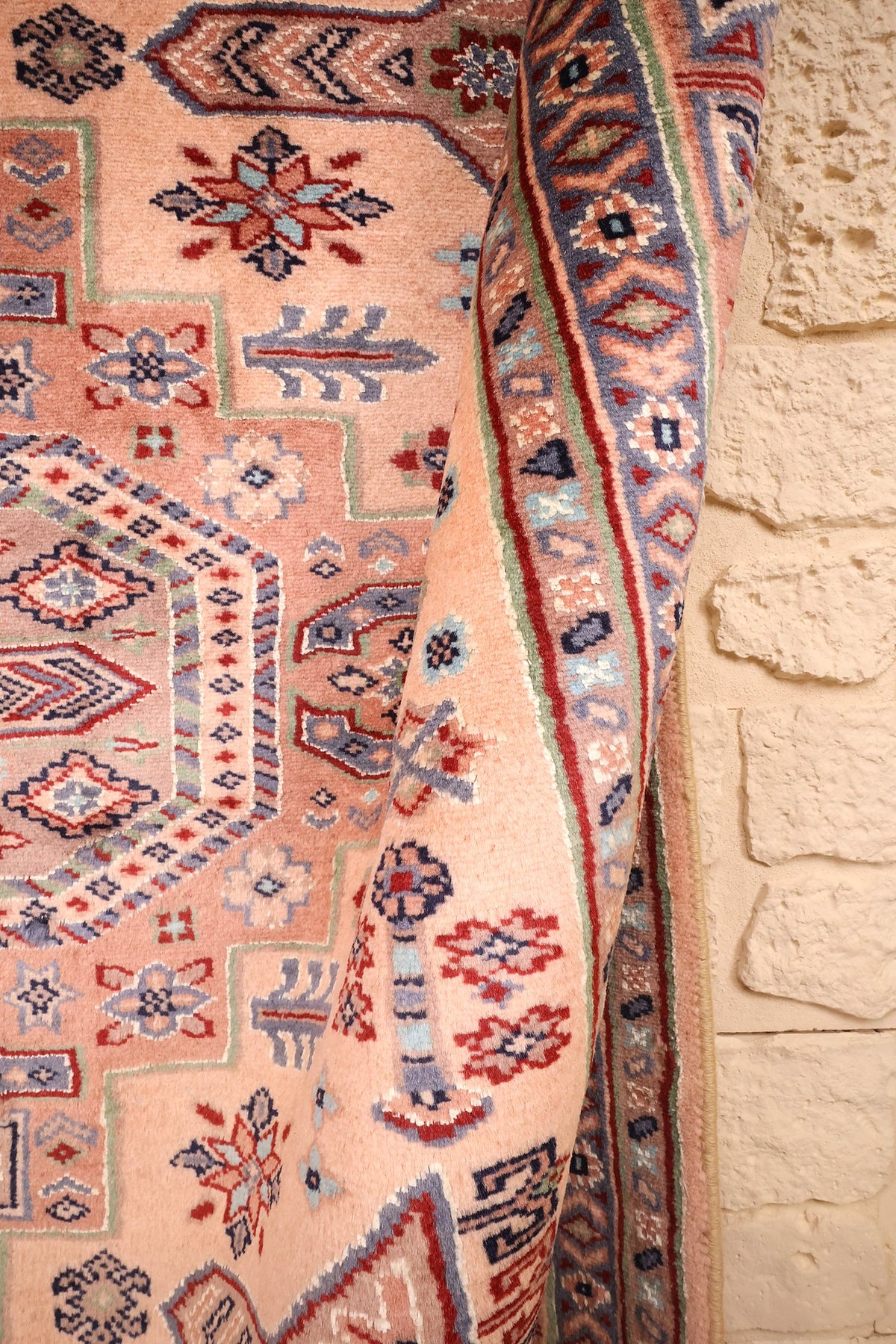 Lisière du tapis Caucase 186 × 127 cm, motifs rouges et bleu marine en bordure