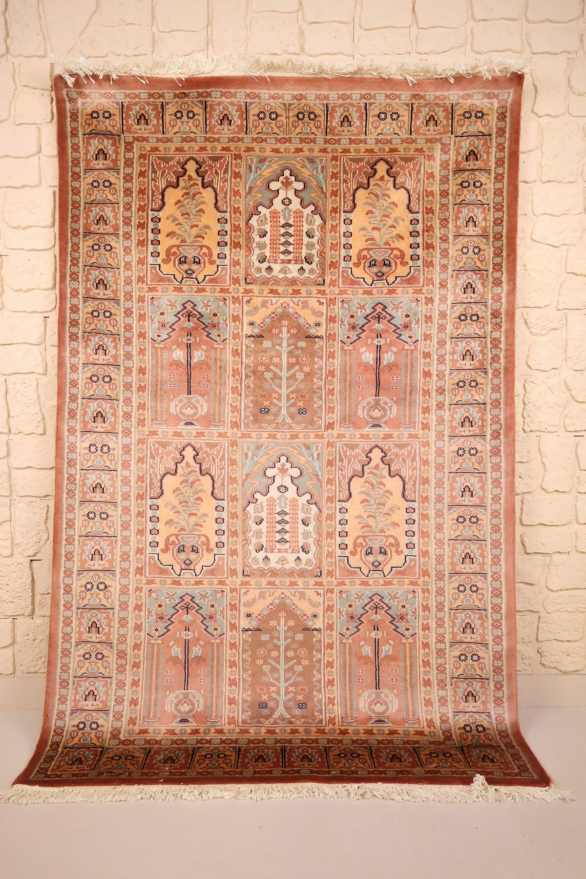 Tapis Caucase rose 187 × 121 cm, vue d'ensemble des douze compartiments à arcades