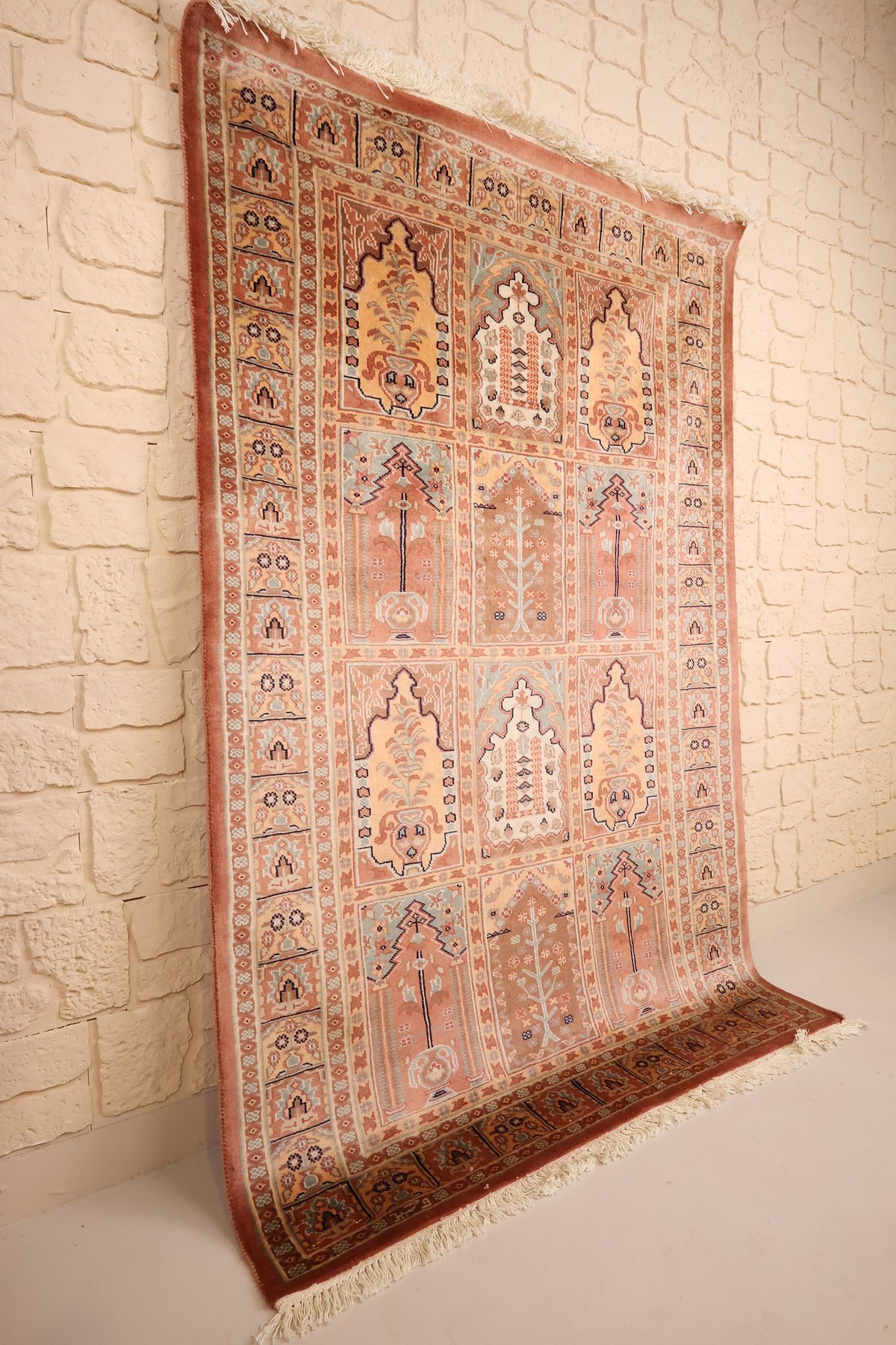 Tapis Caucase en laine noué main, vue de biais montrant les franges claires