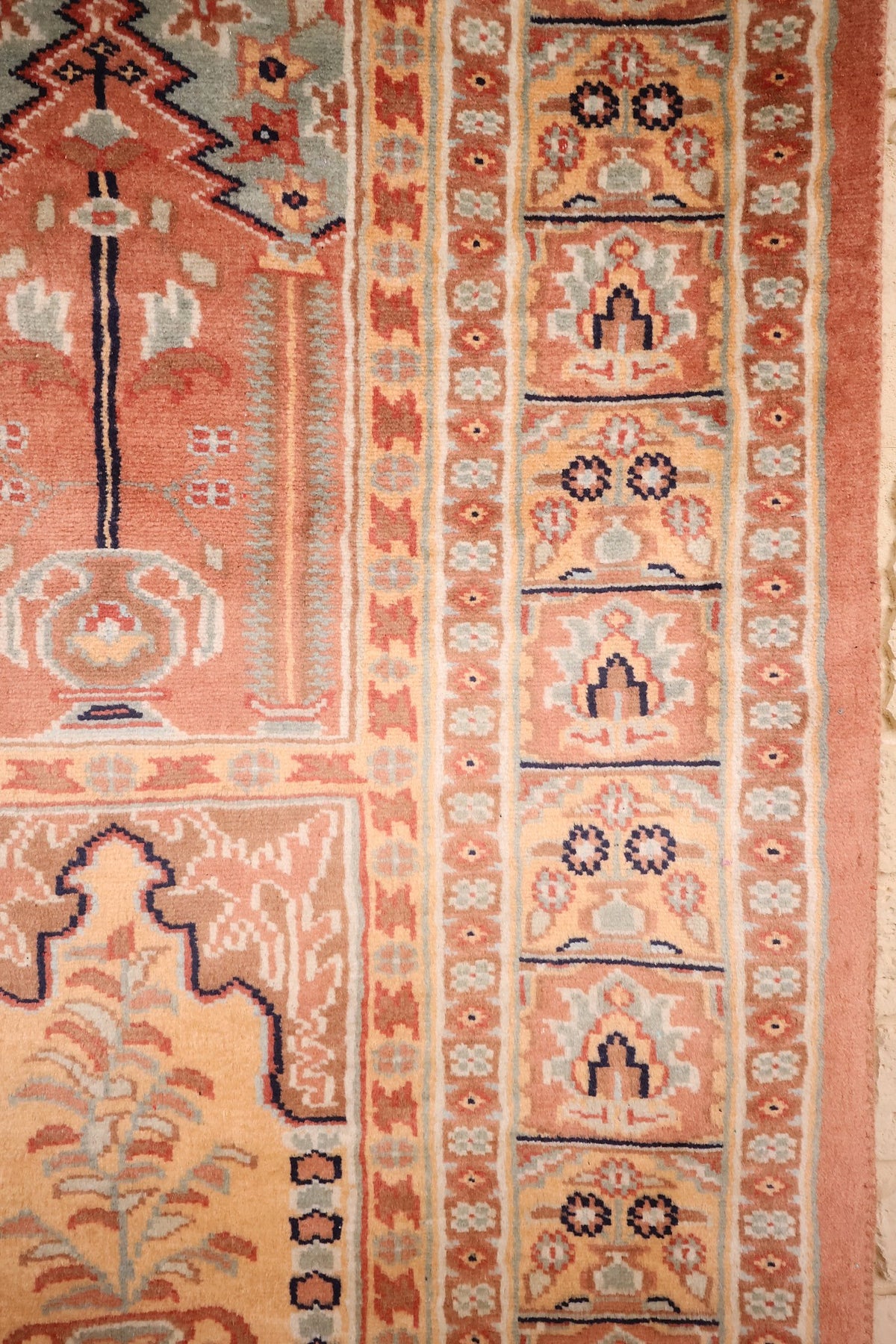 Bordure à petites niches fleuries et bordures secondaires du tapis Caucase